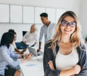 tarieven docan - vriendelijke medewerkster met bril